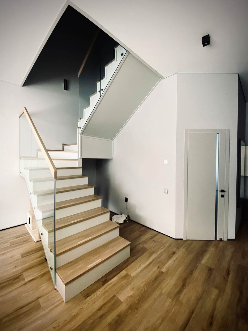 Дизайнерская лестница в частном доме после ремонта в Одессе