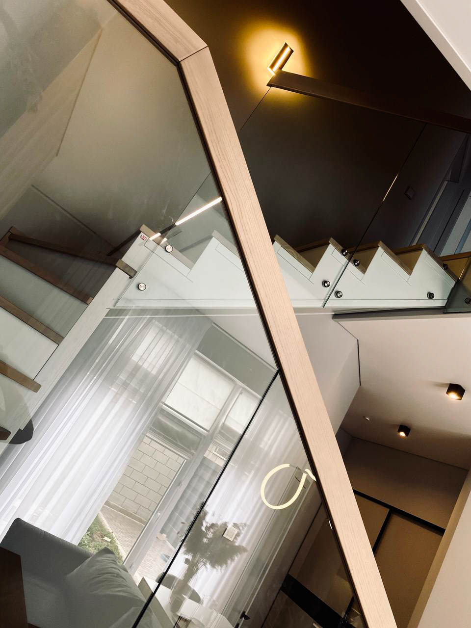 Дизайнерская лестница в частном доме под ключ Одесса