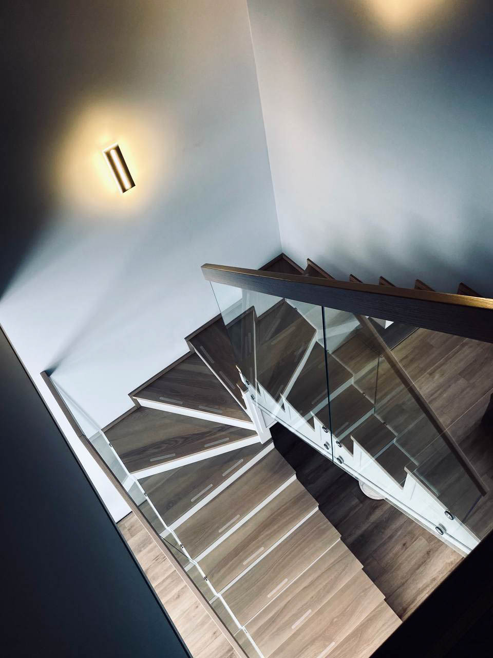 Дизайнерская лестница на второй этаж после ремонта частного дома Одесса